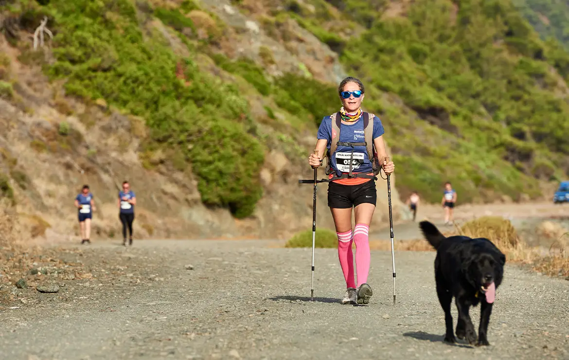 Kadın koşusu: finish çizgisinde koşucu ve sponsor brandaları, PR’a uygun kadraj — Serdar Photography, İstanbul