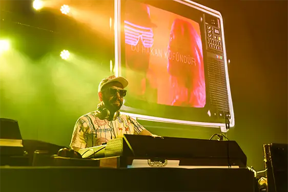 DJ konser çekimi: sahnede DJ seti, sahne ışıkları ve kalabalık — Serdar Photography, İstanbul