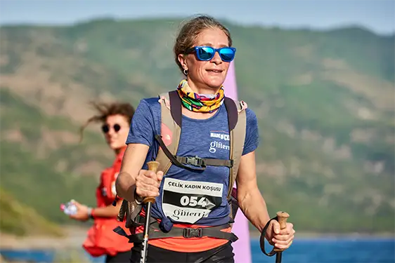 Kadın koşusu etkinliği: start anı, göğüs numarası ve sponsor brandaları — Serdar Photography, İstanbul