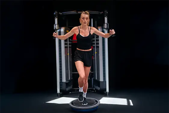 Spor yapan genç kadın: açık havada koşu/egzersiz, doğal ışık — Serdar Photography, İstanbul