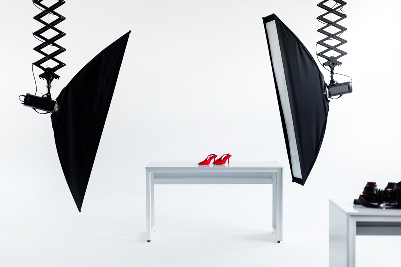 Stüdyoda ürün çekimi için softbox ve turntable kurulum sahnesi – Serdar Photography, İstanbul