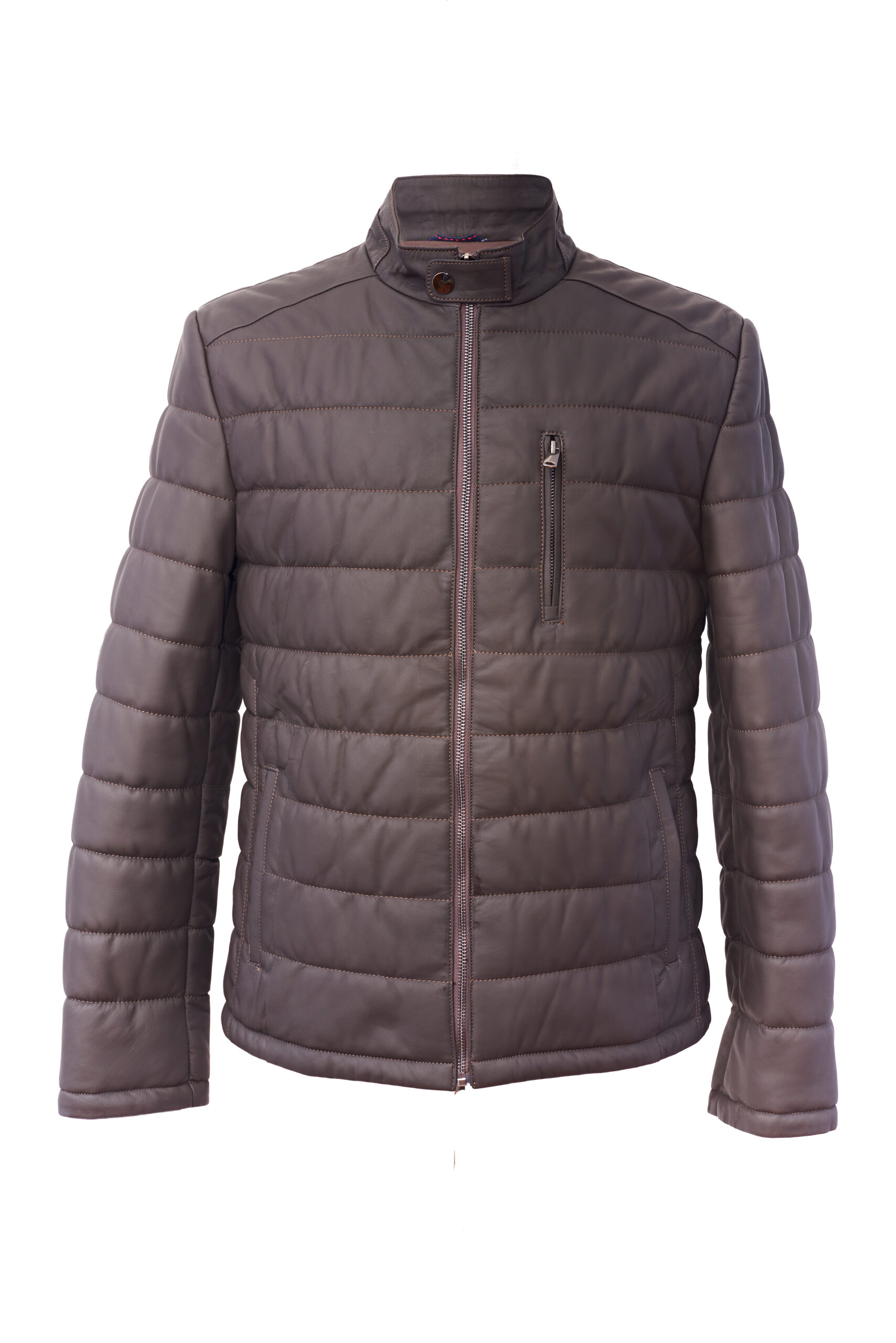 Erkek bordo deri ceket, hayalet çekim; önden görünüm, dik yaka ve fermuarlı göğüs cebi, beyaz zemin